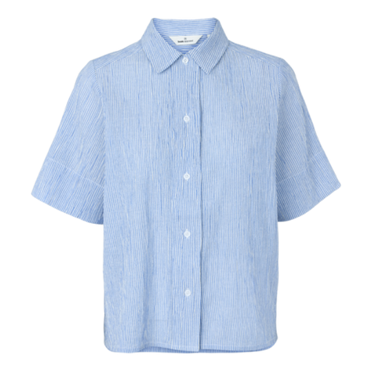 Basic Apparel Carol SS skjorte i riviera med korte ærmer og løst fit.