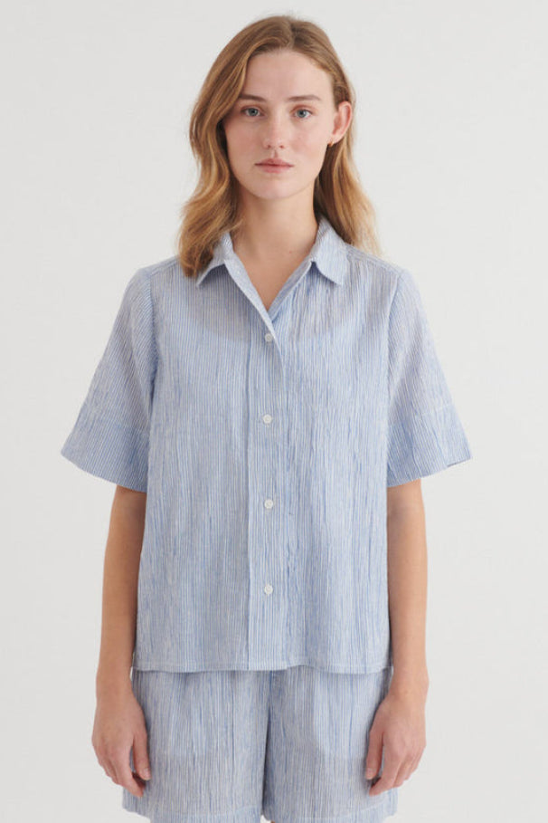 Basic Apparel Carol SS skjorte i riviera med korte ærmer og løst fit.