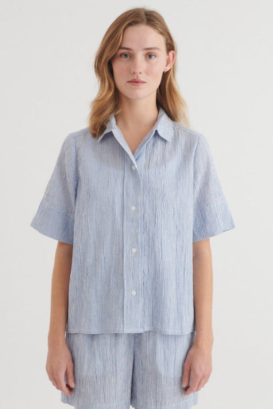 Basic Apparel Carol SS skjorte i riviera med korte ærmer og løst fit.
