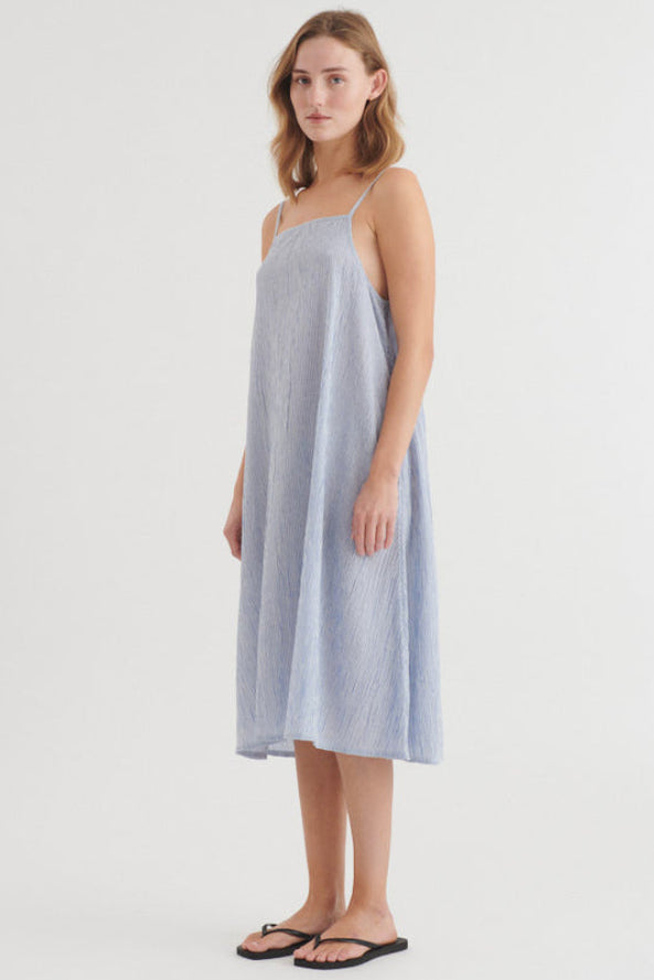 Basic Apparel Carol Strap kjole i riviera med løst fit og justerbare stropper.