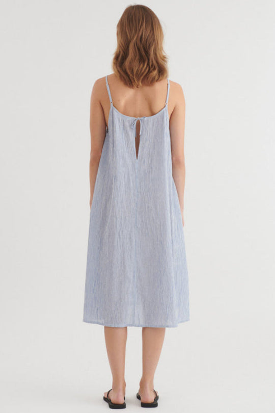 Basic Apparel Carol Strap kjole i riviera med løst fit og justerbare stropper.