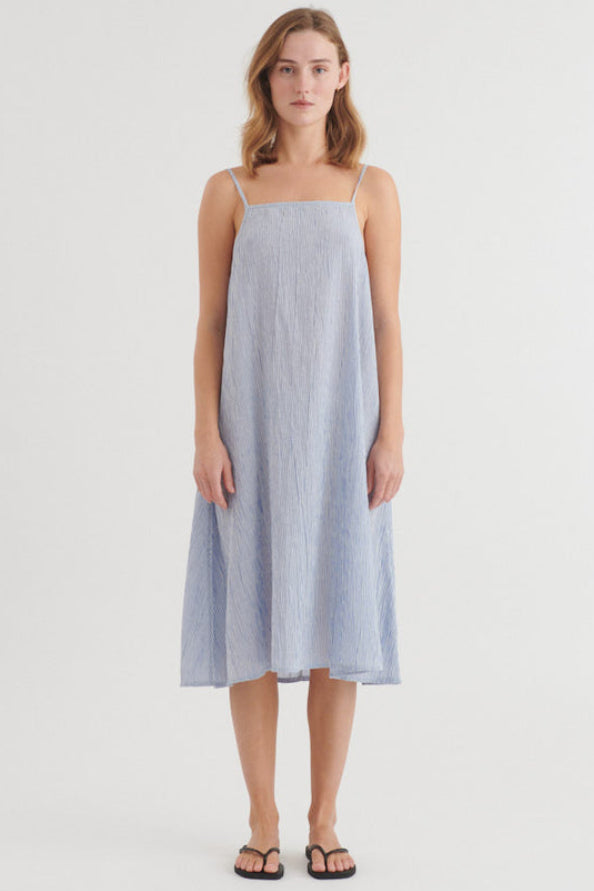 Basic Apparel Carol Strap kjole i riviera med løst fit og justerbare stropper.