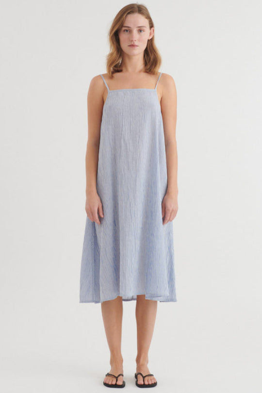 Basic Apparel Carol Strap kjole i riviera med løst fit og justerbare stropper.