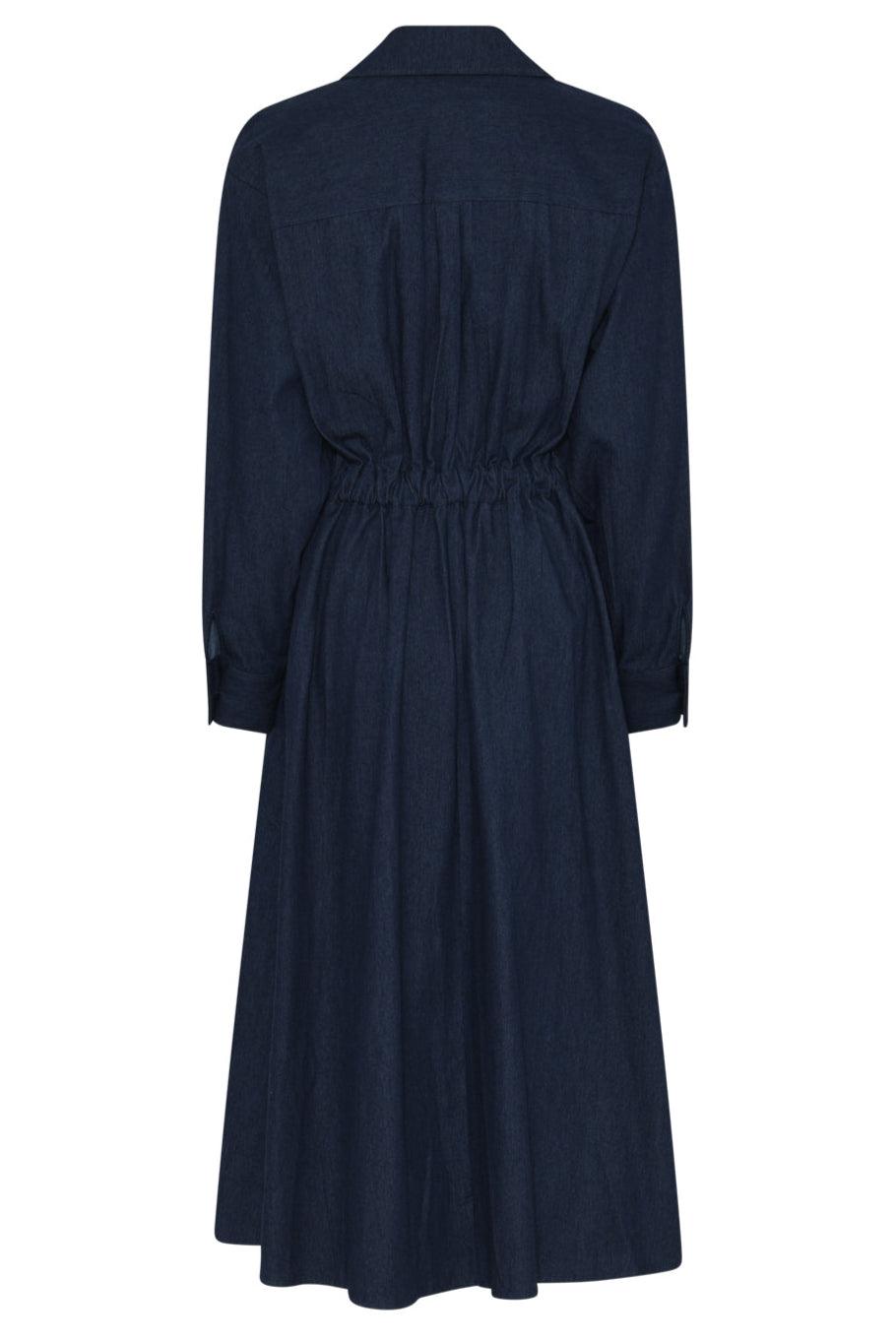 La Rouge Charlotte Dress i dark denim – langærmet kjole i let denim med skjortekrave, V-hals, markeret talje og draperet front.
