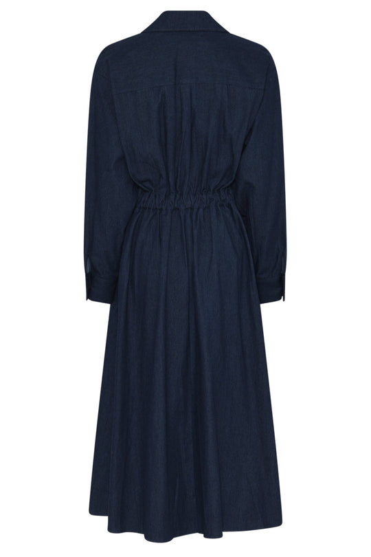 La Rouge Charlotte Dress i dark denim – langærmet kjole i let denim med skjortekrave, V-hals, markeret talje og draperet front.
