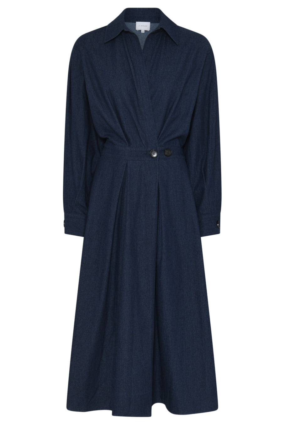 La Rouge Charlotte Dress i dark denim – langærmet kjole i let denim med skjortekrave, V-hals, markeret talje og draperet front.
