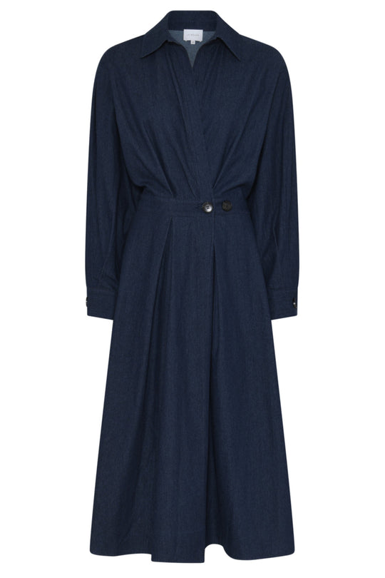 La Rouge Charlotte Dress i dark denim – langærmet kjole i let denim med skjortekrave, V-hals, markeret talje og draperet front.
