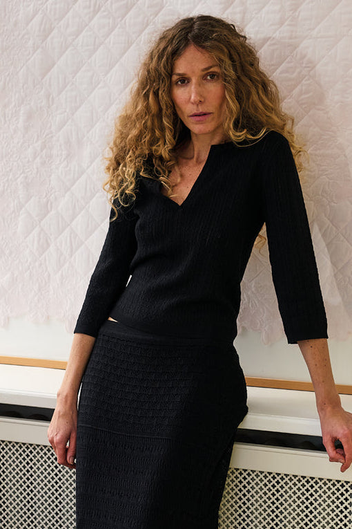 La Rouge Charlotte Knit V-Neck i black med hulmønster.