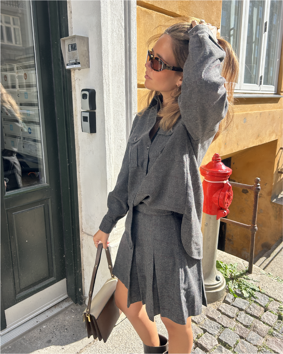 La Rouge Checki Skirt i brown – A-line nederdel med ternet mønster og strukturerede læg.

