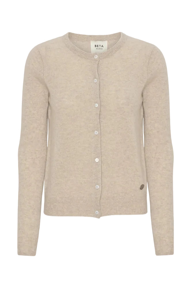 Beta Studios Classic Cardigan Cashmere i sand melange – klassisk langærmet cashmere-cardigan med ribkanter og perlemorsknapper, lavet i 100% cashmere. 
