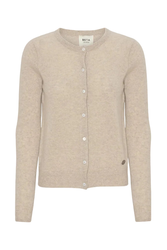 Beta Studios Classic Cardigan Cashmere i sand melange – klassisk langærmet cashmere-cardigan med ribkanter og perlemorsknapper, lavet i 100% cashmere. 
