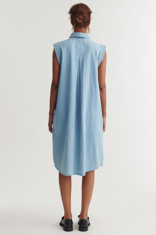 Basic Apparel Cody Dress – ærmeløs denimkjole med knaplukning og lommer.