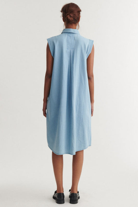 Basic Apparel Cody Dress – ærmeløs denimkjole med knaplukning og lommer.