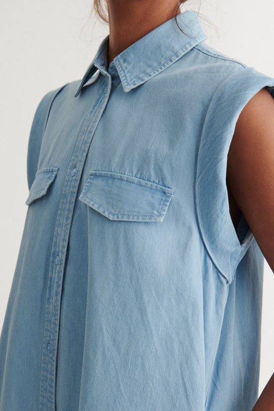 Basic Apparel Cody Dress – ærmeløs denimkjole med knaplukning og lommer.