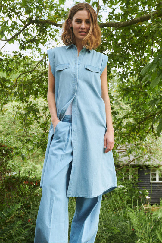 Basic Apparel Cody Dress – ærmeløs denimkjole med knaplukning og lommer.