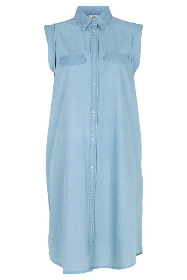 Basic Apparel Cody Dress – ærmeløs denimkjole med knaplukning og lommer.