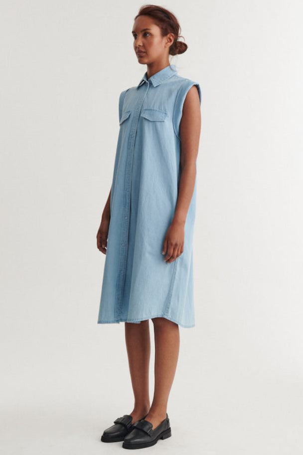 Basic Apparel Cody Dress – ærmeløs denimkjole med knaplukning og lommer.