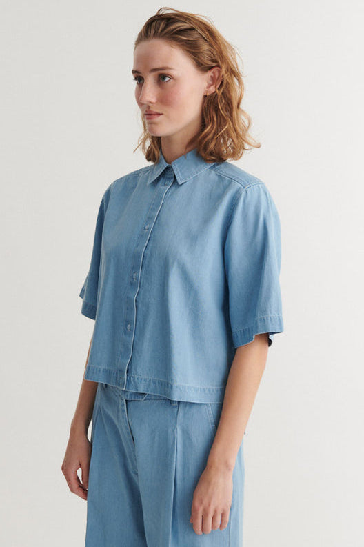 Basic Apparel Cody SS skjorte light wash – cropped denimskjorte med kort ærme, krave og løs boxy pasform.