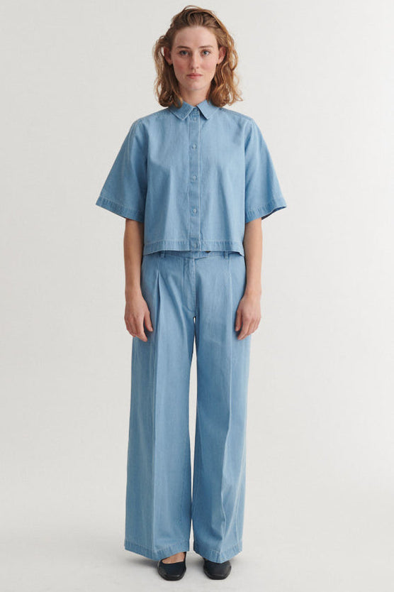 Basic Apparel Cody SS skjorte light wash – cropped denimskjorte med kort ærme, krave og løs boxy pasform.