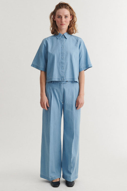 Basic Apparel Cody SS skjorte light wash – cropped denimskjorte med kort ærme, krave og løs boxy pasform.