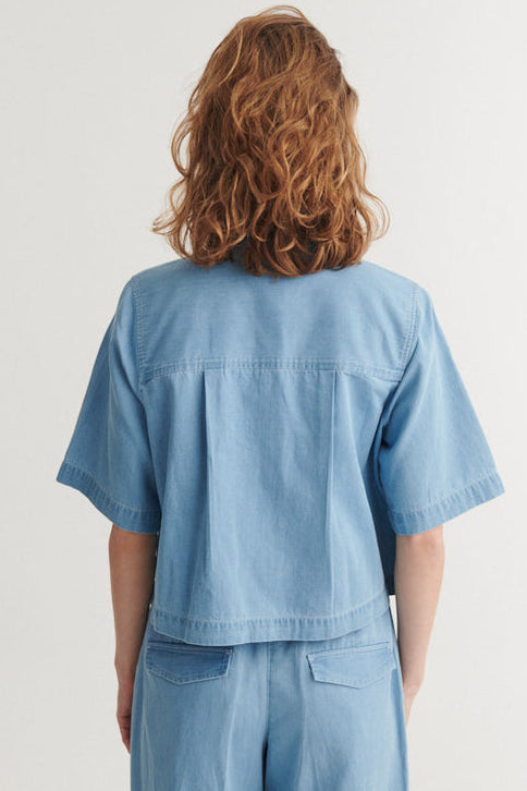Basic Apparel Cody SS skjorte light wash – cropped denimskjorte med kort ærme, krave og løs boxy pasform.