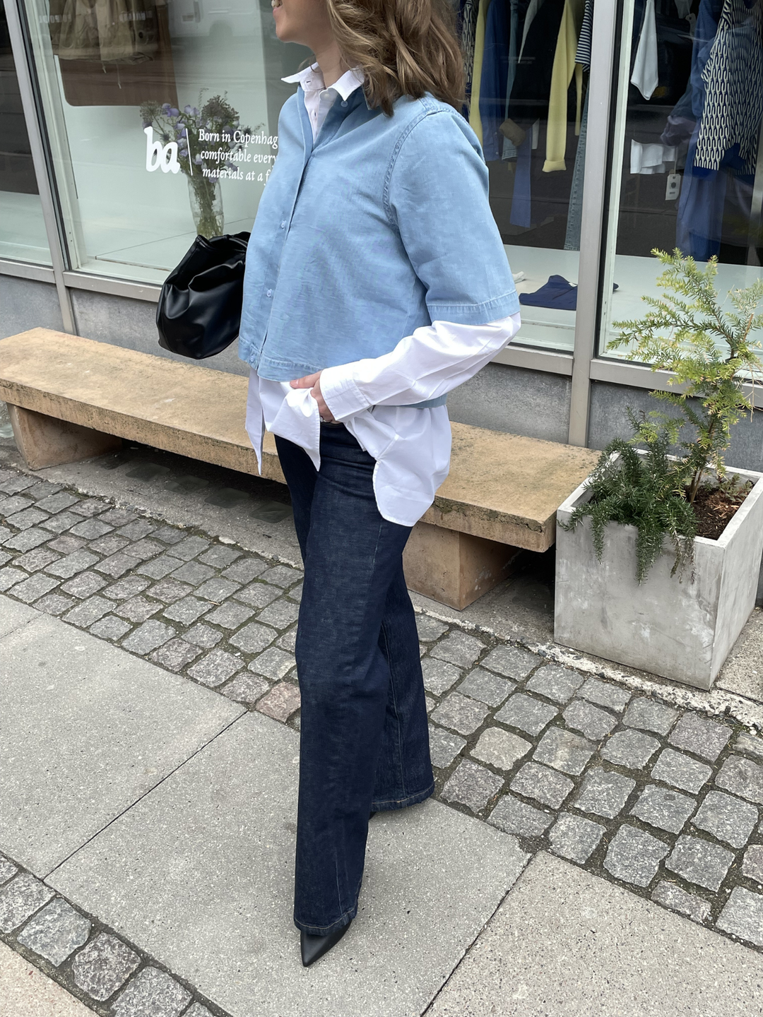 Basic Apparel Cody SS skjorte light wash – cropped denimskjorte med kort ærme, krave og løs boxy pasform.