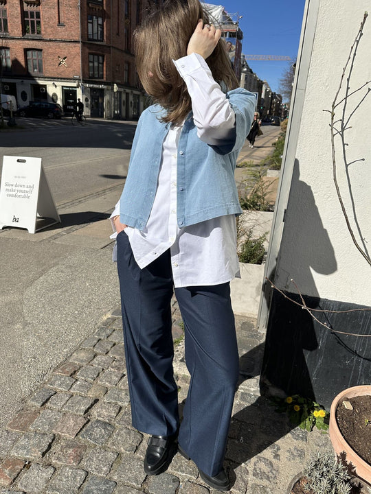Basic Apparel Cody SS skjorte light wash – cropped denimskjorte med kort ærme, krave og løs boxy pasform.