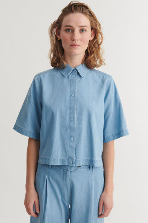 Basic Apparel Cody SS skjorte light wash – cropped denimskjorte med kort ærme, krave og løs boxy pasform.