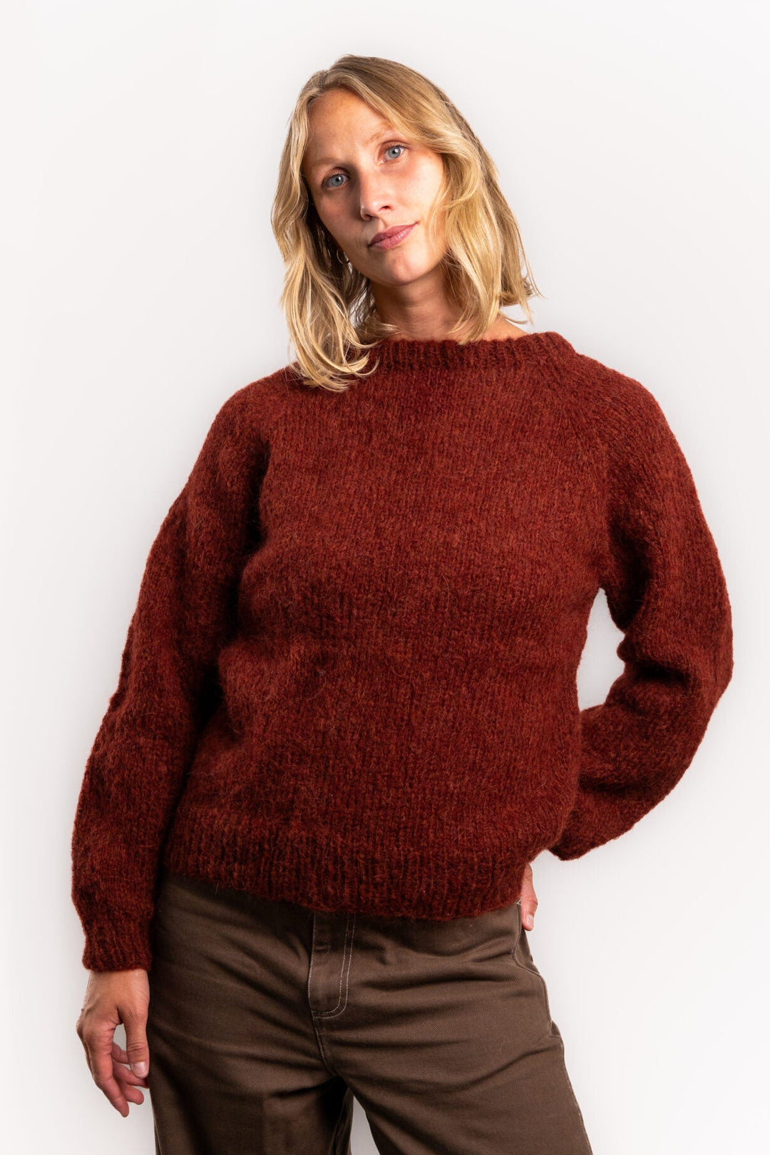 Coffee Beanies Ida Alpaka sweater i vinrød, håndstrikket af en alpaka- og uldblanding med lange ærmer.