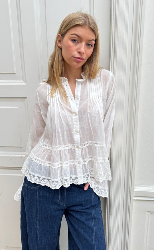 Continue Audrey bluse i hvid med blonder, flæser og lange ærmer