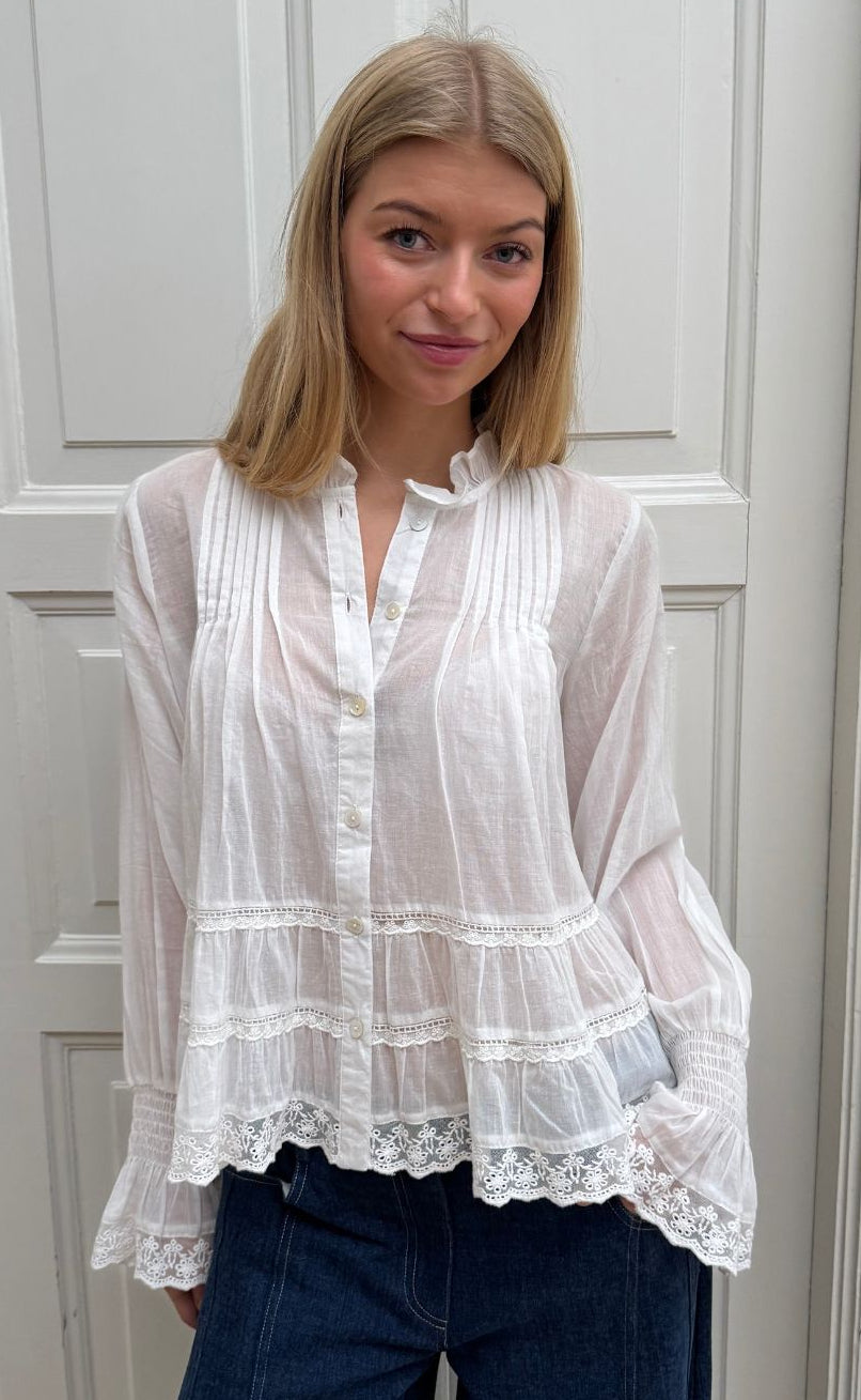 Continue Audrey bluse i hvid med blonder, flæser og lange ærmer