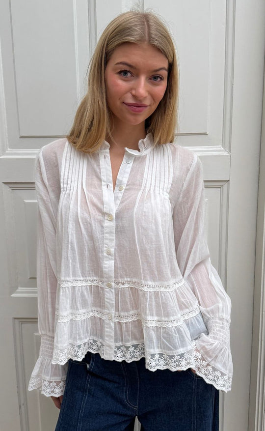 Continue Audrey bluse i hvid med blonder, flæser og lange ærmer