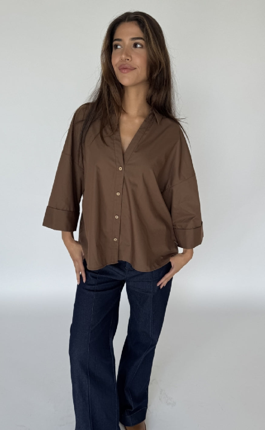 Continue Augusta Shirt i brown – oversize skjorte med skjortekrave, lange ærmer og moderne, afslappet pasform.
