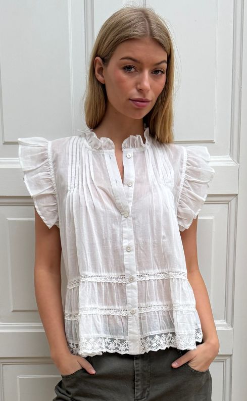 Continue Audrey top i hvid bomuld med blonder og flæser