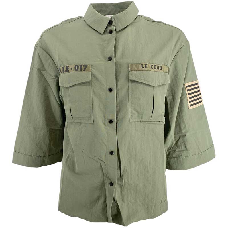 Continue Mili Wide Sleeve Shirt i armygrøn – rå skjorte med patches, trykknapper og vide ærmer. Perfekt til et edgy og feminint look.