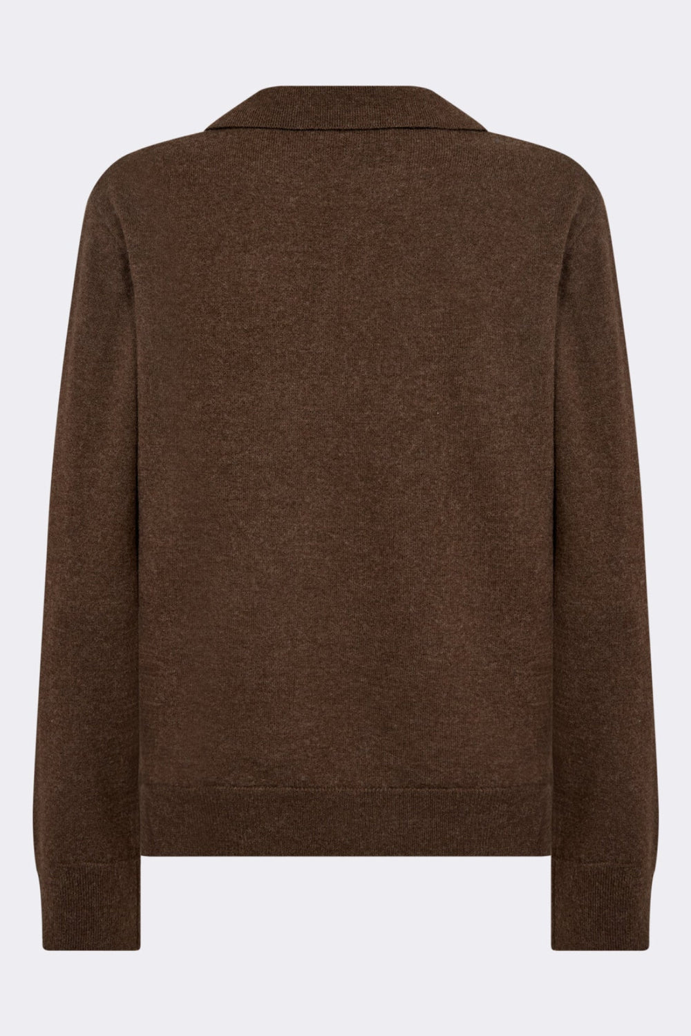 Brun pullover i 100% merinould med V-hals, spids krave og ribkanter.