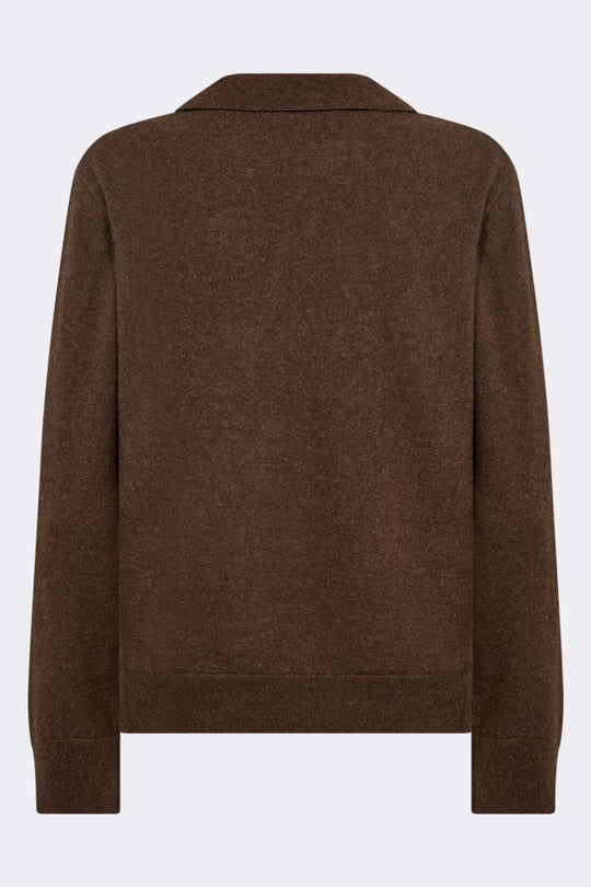Brun pullover i 100% merinould med V-hals, spids krave og ribkanter.