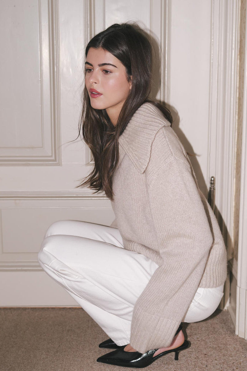 O’TAY Pandora Sweater i sand – chunky V-neck strik i 30% cashmere og 70% uld med løs pasform og elegant krave.
