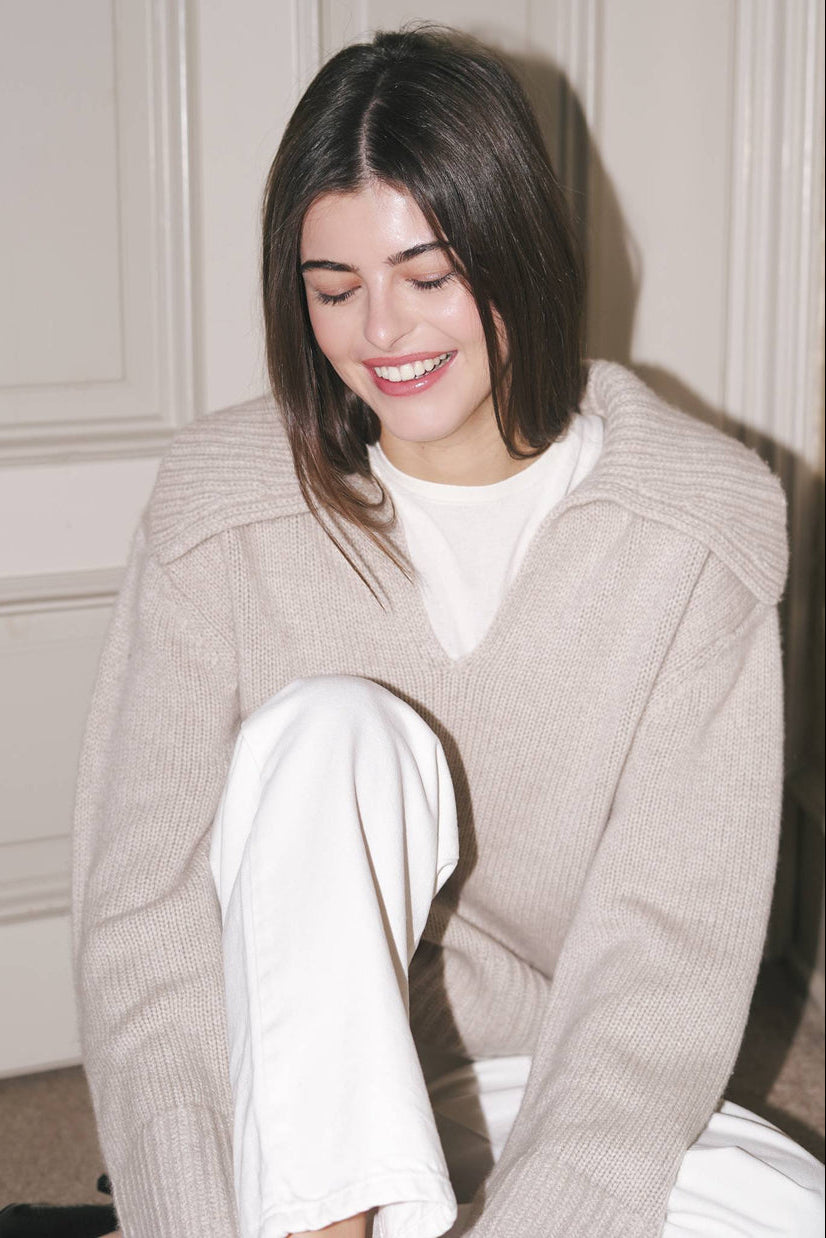 O’TAY Pandora Sweater i sand – chunky V-neck strik i 30% cashmere og 70% uld med løs pasform og elegant krave.
