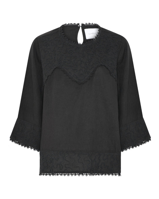 La Rouge Dori Blouse i sort – bluse med broderi og blondekanter. Elegant og romantisk til både hverdag og fest. 