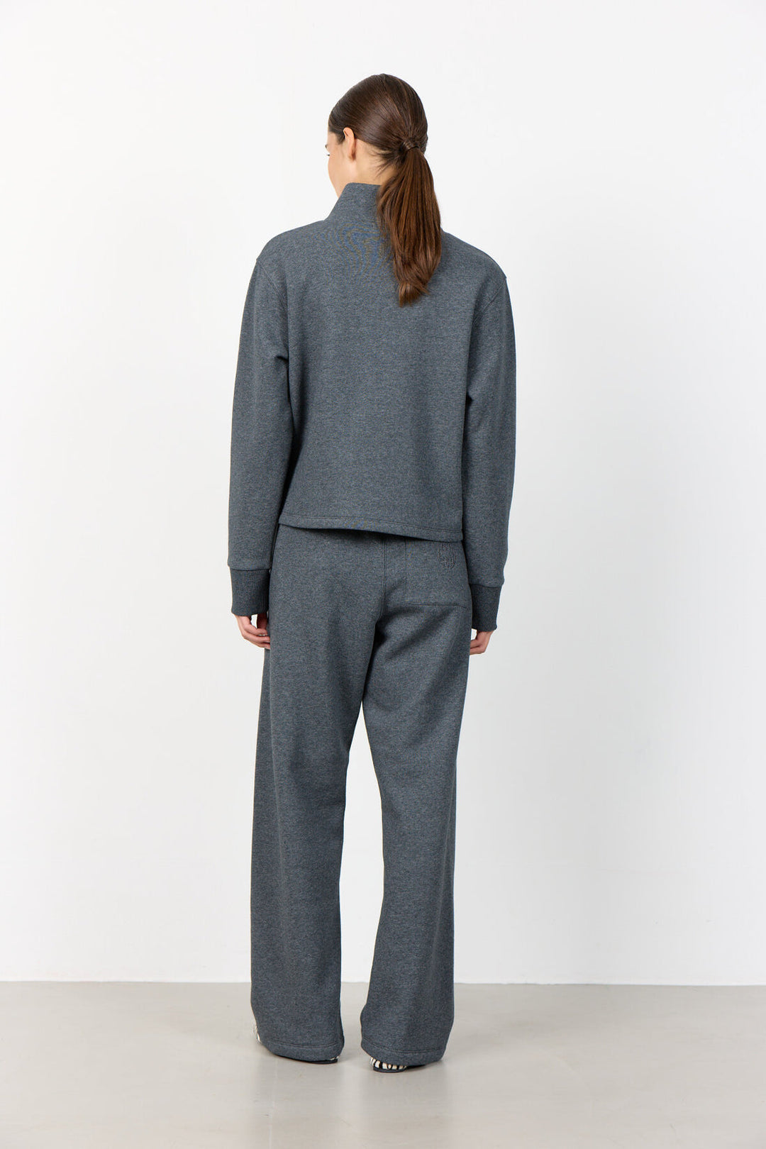 Leveté Room Nuka 15 bukser i dark grey – sweatpants med elastisk talje og lige ben.