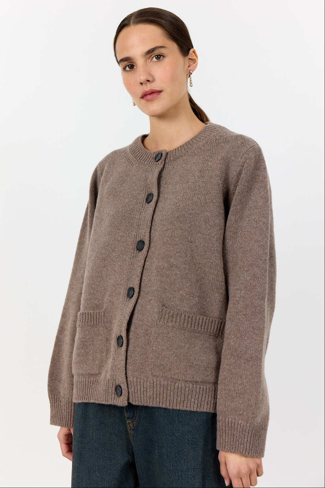 Levete Room LR-Perle 9 Cardigan i Walnut, strikket i merinould og cashmere med rund hals og knaplukning.