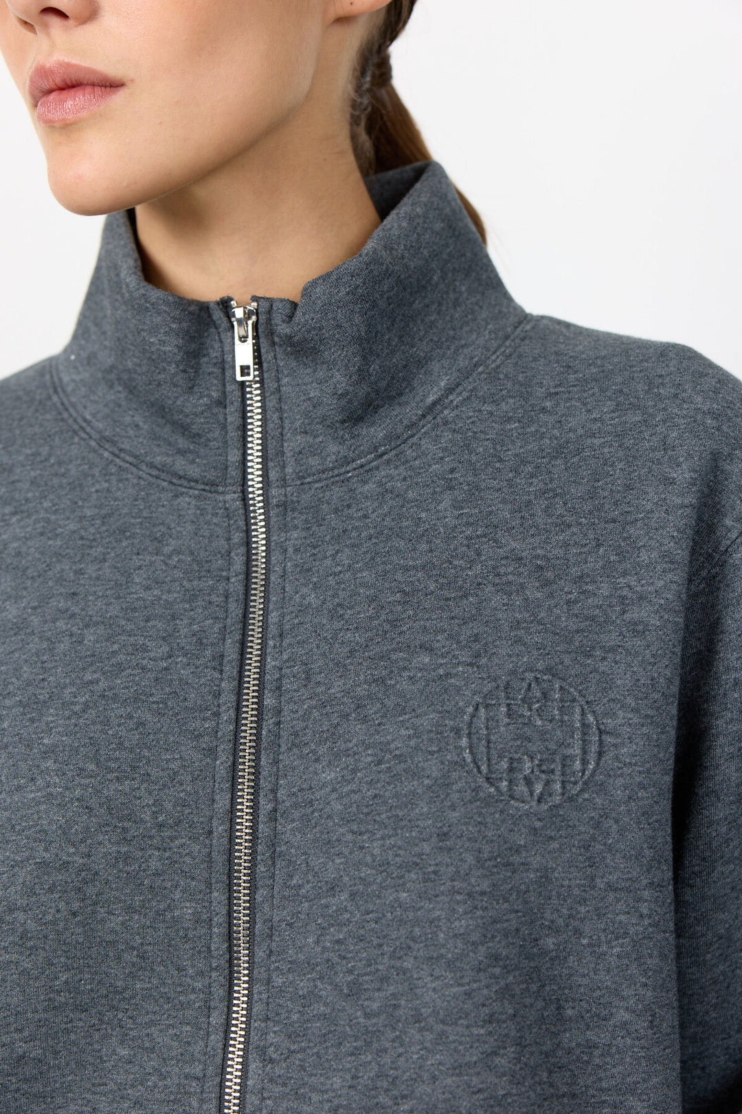 Leveté Room Nuka 16 jakke i dark grey – let jakke med høj krave og lynlås.