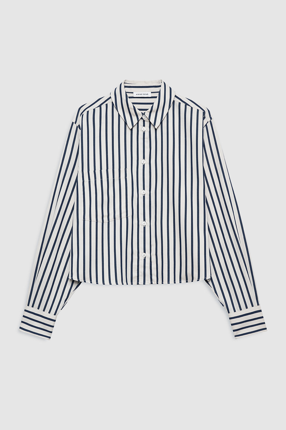 Anine Bing Essie Cropped Shirt i Maritime Stripe – cropped bomuldsskjorte med navy og tan striber, boxy pasform og klassiske knapper.
