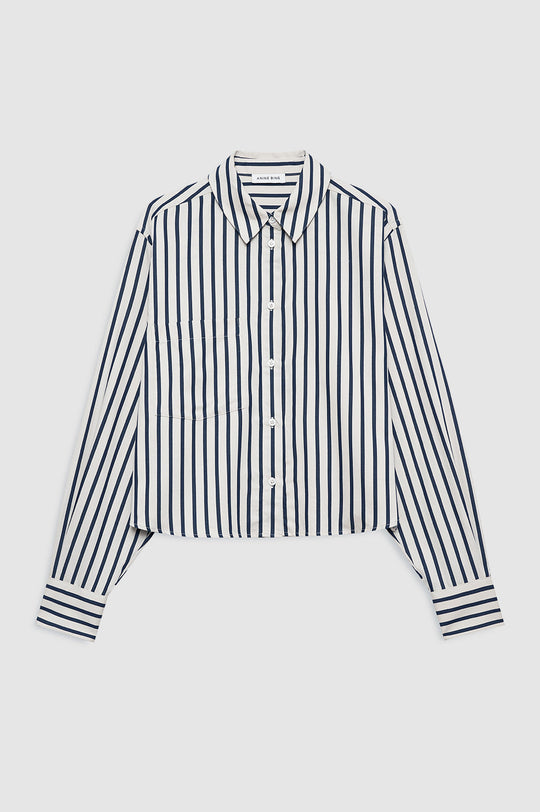 Anine Bing Essie Cropped Shirt i Maritime Stripe – cropped bomuldsskjorte med navy og tan striber, boxy pasform og klassiske knapper.
