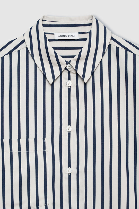 Anine Bing Essie Cropped Shirt i Maritime Stripe – cropped bomuldsskjorte med navy og tan striber, boxy pasform og klassiske knapper.
