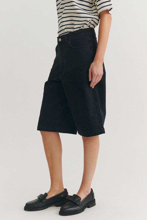 Basic Apparel Ea Black shorts – denimshorts med brede ben og afslappet pasform.