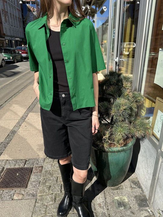 Basic Apparel Ea Black shorts – denimshorts med brede ben og afslappet pasform.