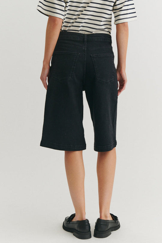 Basic Apparel Ea Black shorts – denimshorts med brede ben og afslappet pasform.