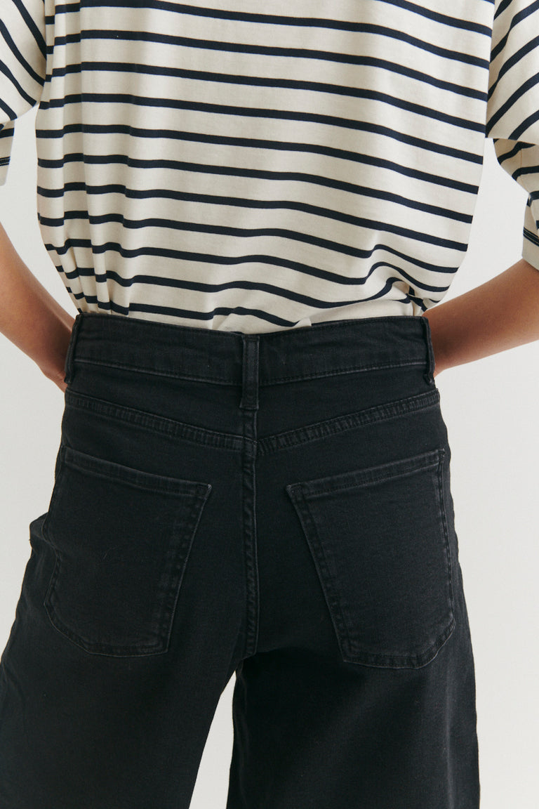 Basic Apparel Ea Black shorts – denimshorts med brede ben og afslappet pasform.